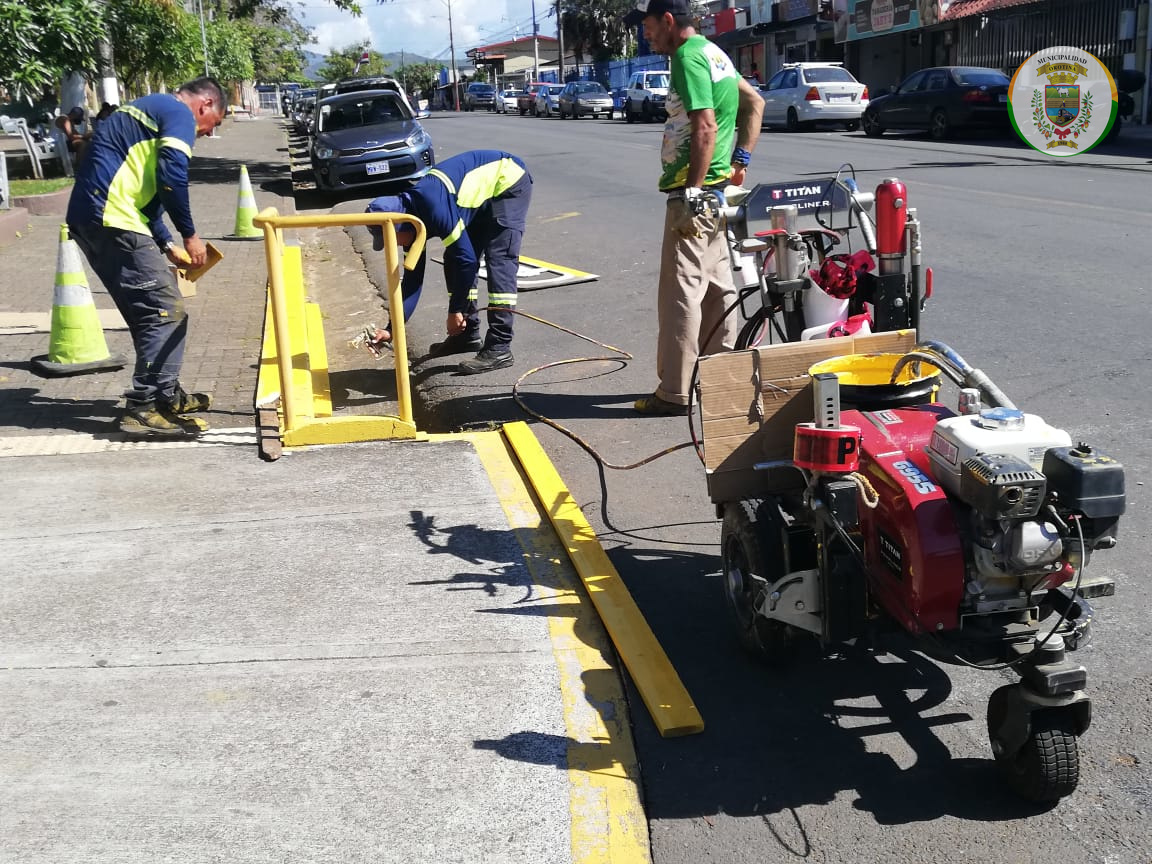 CONTINÚAN BACHEOS Y DEMARCACIÓN VIAL