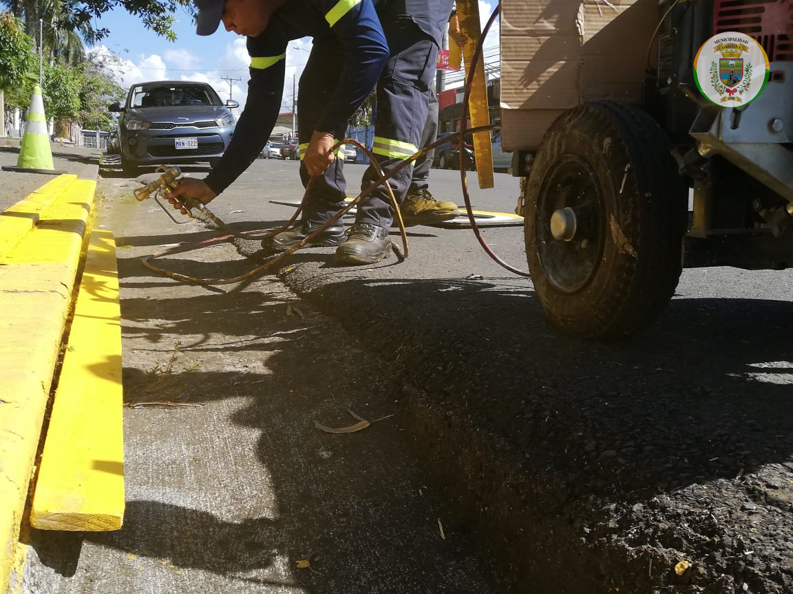 CONTINÚAN BACHEOS Y DEMARCACIÓN VIAL